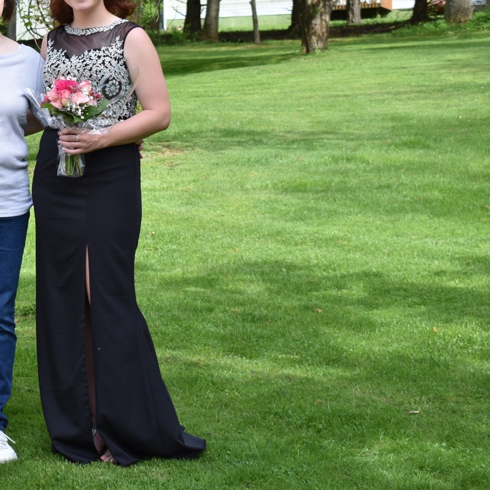 stunning black prom dress!!